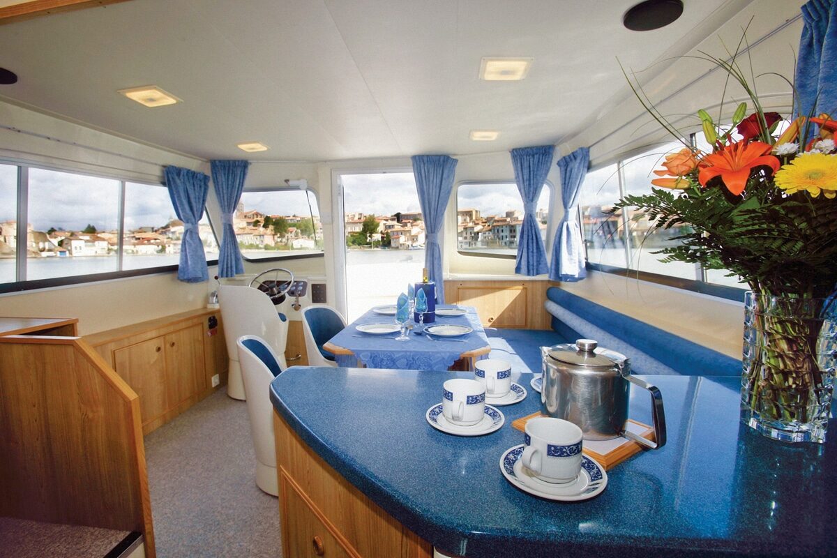 Salon auf Calypso Boot