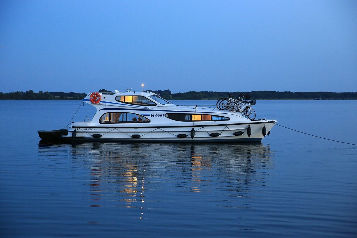 Hausboot Caprice bei Nacht