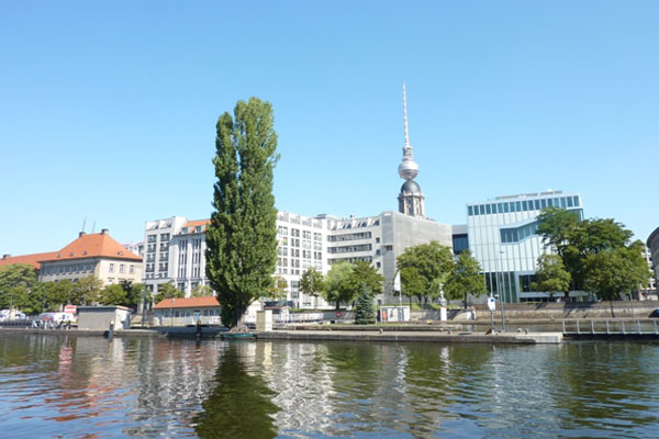 Alexanderturm Berlin vom Boot aus