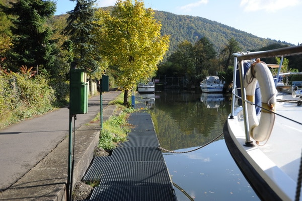 Anlegestelle für Sporboote an der Lahn in Deutschland