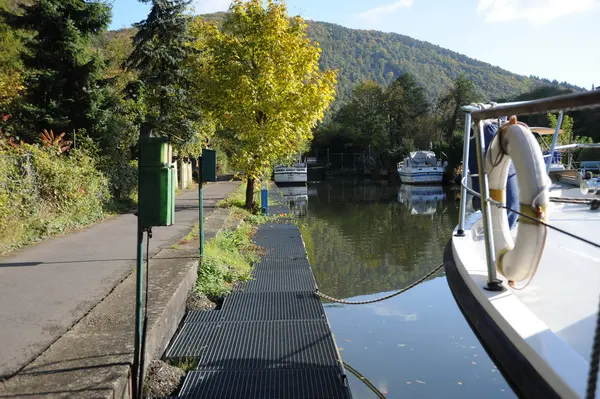 Anlegestelle für Sporboote an der Lahn in Deutschland