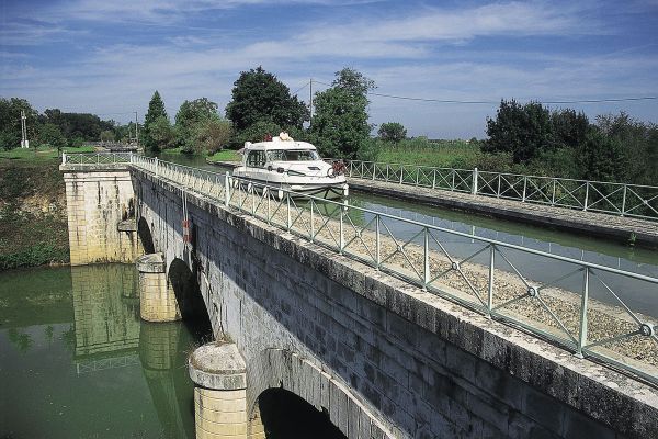 Aquädukt Hausboot Nicols in Aquitanien