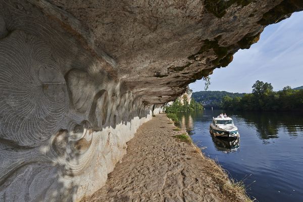 Nicols Hausboot im Hintergrund vor Felsen