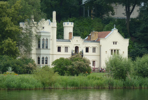 Bootsferien Potsdam - viele Schlösser am Ufer