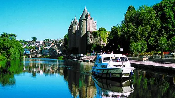 Hausbootferien Bretagne - Schloss Josselin im Hintergrund