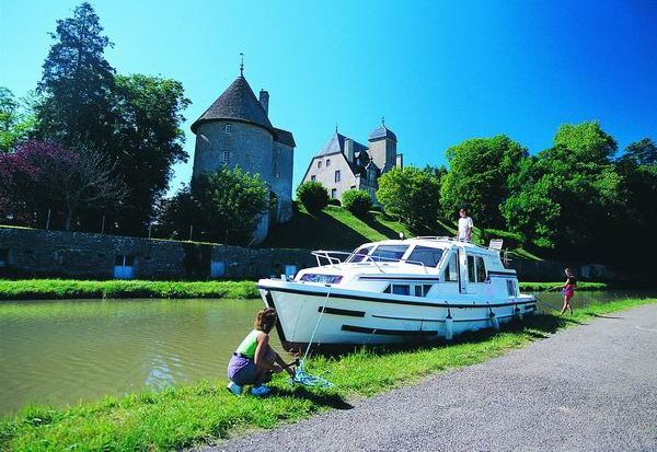 Anlegen mit dem Boot am Ufer im Burgund