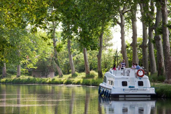 Hausboot unterwegs am Canal du Midi in Frankreich
