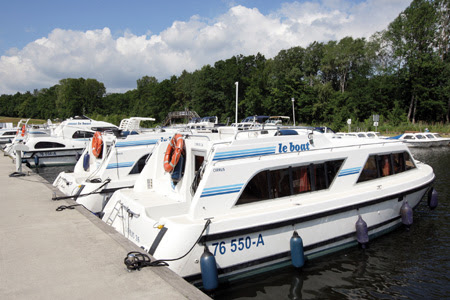 Cirrus Hausboote im Hafen