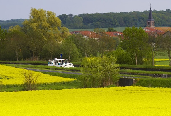 Rapsfelder im Elsass - Blick auf den Kanal für Hausbooturlaub