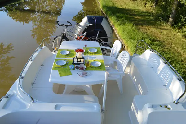 Sonnendeck Tisch auf Boot Classique Star