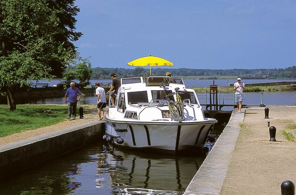 Hausboot am Etang de Baye Nivernais Burgund