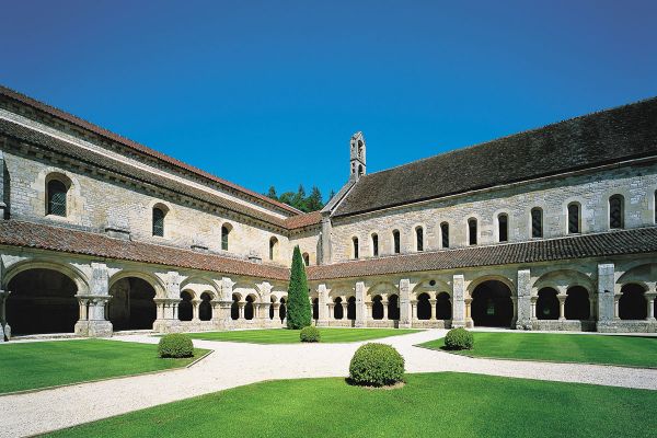 Fontenay Abtei mit dem Hausboot im Burgund entdecken