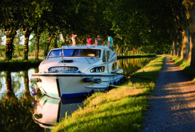 Frankreich Hausboot angelegt am Ufer des Canal du Midi