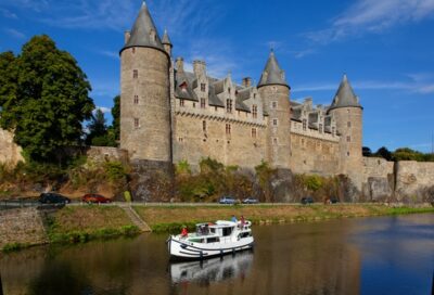 Penichette Hausboot vor Schloss Josselin in Frankreich Bretagne