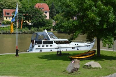 Motoryacht Infinity im Hafen Zwingenberg am Neckar