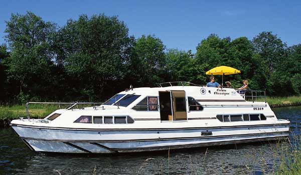 Hausboot Classique mit Sonnenschirm
