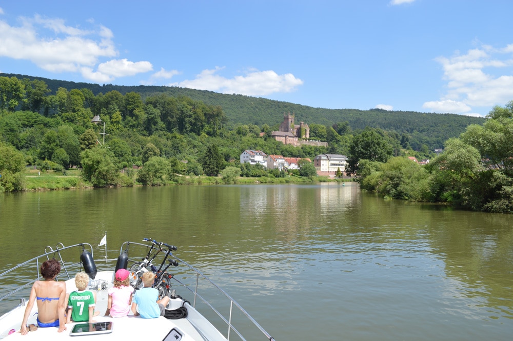 Schloss Zwingenberg auf Bootsfahrt Neckar