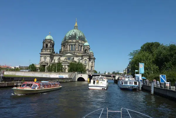 Hausbootfahrt auf der Spree durch Berlin