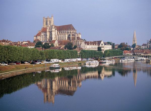 Mit dem Hausboot Auxerre erkunden - Hafen mit Anlegemöglichkeiten