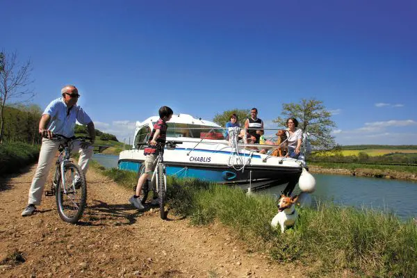 Anlegen am Ufer Hausbootferien Camargue