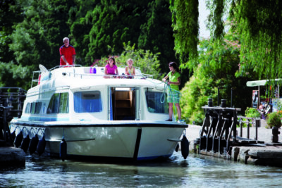 Frankreich mit dem Boot in die Schleuse