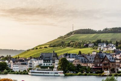 Hausbooturlaub an der Mosel Weinberge