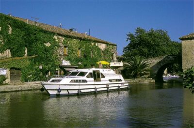 Hausboot von Le Boat im Hafen Le Somail