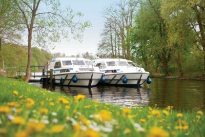 Mecklenburg Hausboote am Ufer