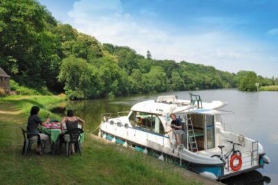 Hausboot mieten in Frankreich Picknick an Land