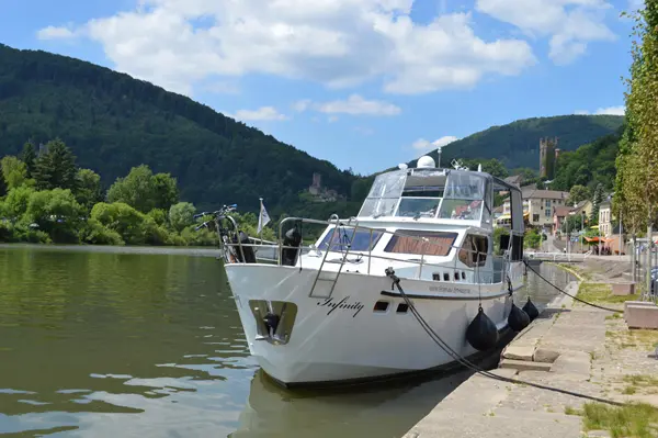 Motoryacht am Neckar in Neckarsteinach am Ufer angelegt