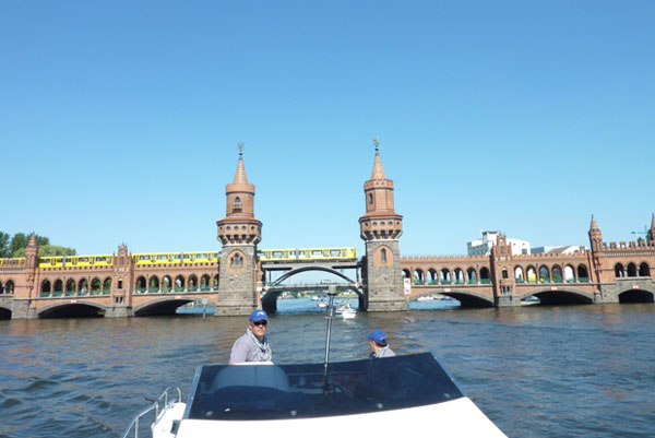 Mit dem Hausboot durch die Oberbaumbrücke in Berlin