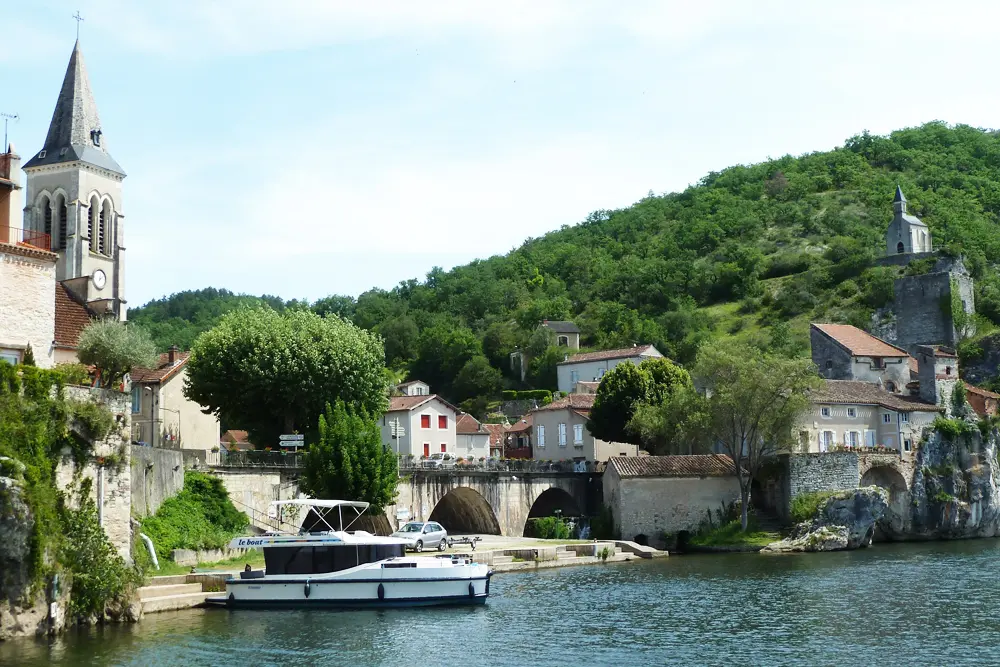 Horizon Boot vor Ortschaft am Lot in Frankreich