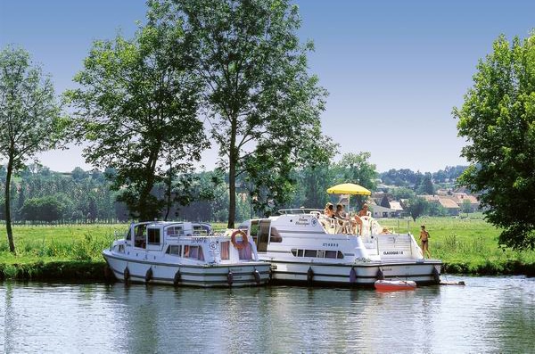 Die Petite Saone im Burgund - 2 Hausboote am Ufer