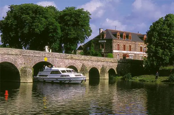 Pont Rean Hausboot fährt unter der Brücke