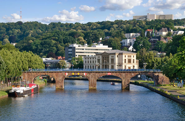 Saarbrücken, Saarland - Alte Brücke mit Landtag und Saar