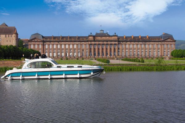 Schloss Rohan in Saverne Blick auf Hausboot Nicols