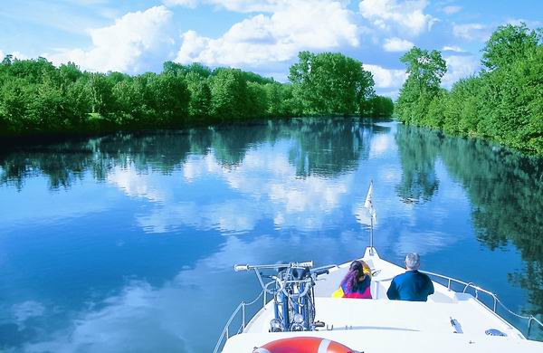 Bootsfahrt auf dem Fluss Saone im Burgund