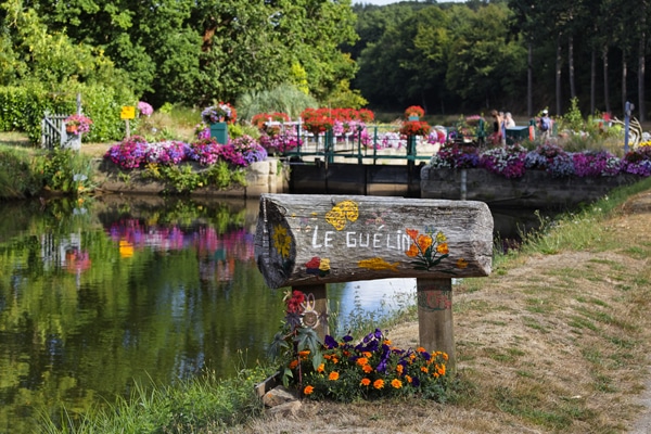 Bunt geschmückte Schleuse Bretagne