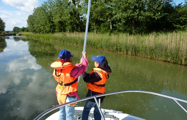 2 Kinder an der Schleusenstange auf der Saone