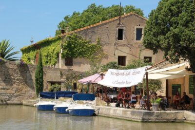 Bootsfahrt ab Le Somail Restaurant am Ufer