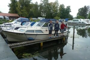 Hausbooturlaub mit Kindern am Steg