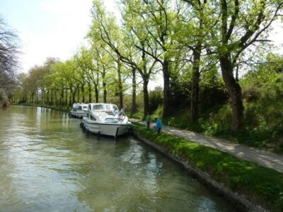 Warten vor der Schleuse