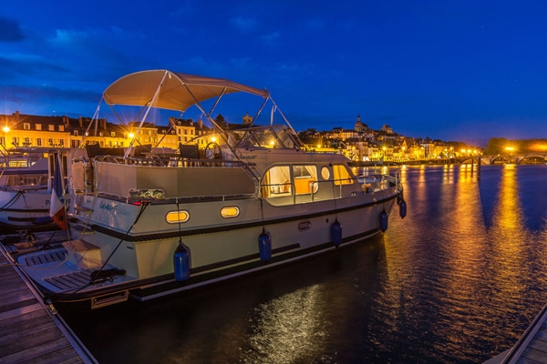 Abendstimmung an Bord einer Linssen in Frankreich