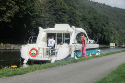 Abenteuer Elsass mit dem Hausboot am Ufer angelegt