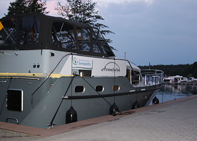 Aventura Boot am Steg angelegt