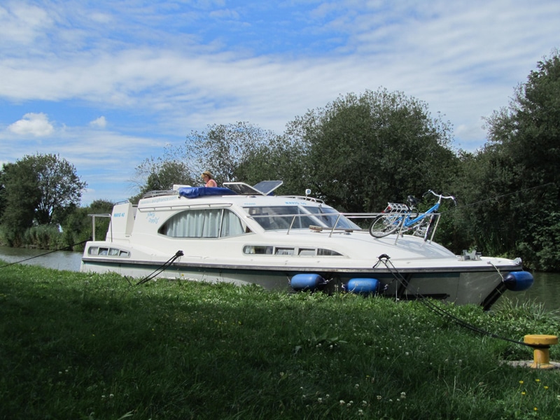 Anlegen mit Navig 40 Boot am Ufer Elsass