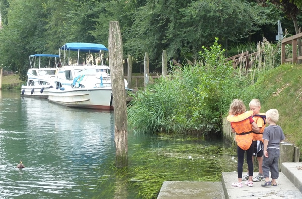 Anleger für Boote am Fluss Sile