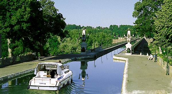 Aquädukt von Briare auf Bootsferien
