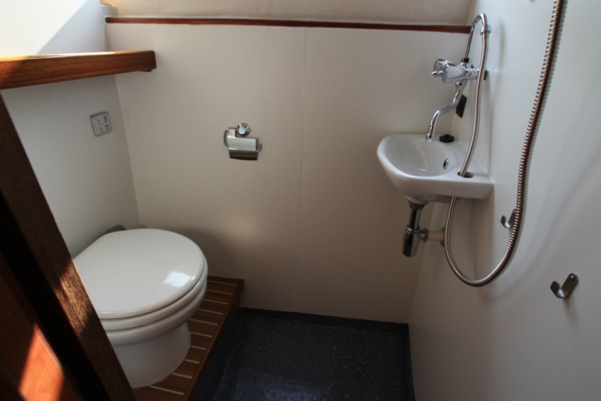 Nasszelle mit Dusche und Toilette