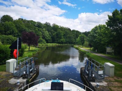 Bootsfahrt auf der Saone, Schleuse öffnet